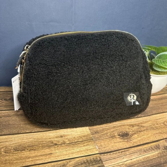 Lululemon Everywhere Belt Bag Fleece Large 2L NWT ONE SIZE (Black Gold) - Picture 2 of 13